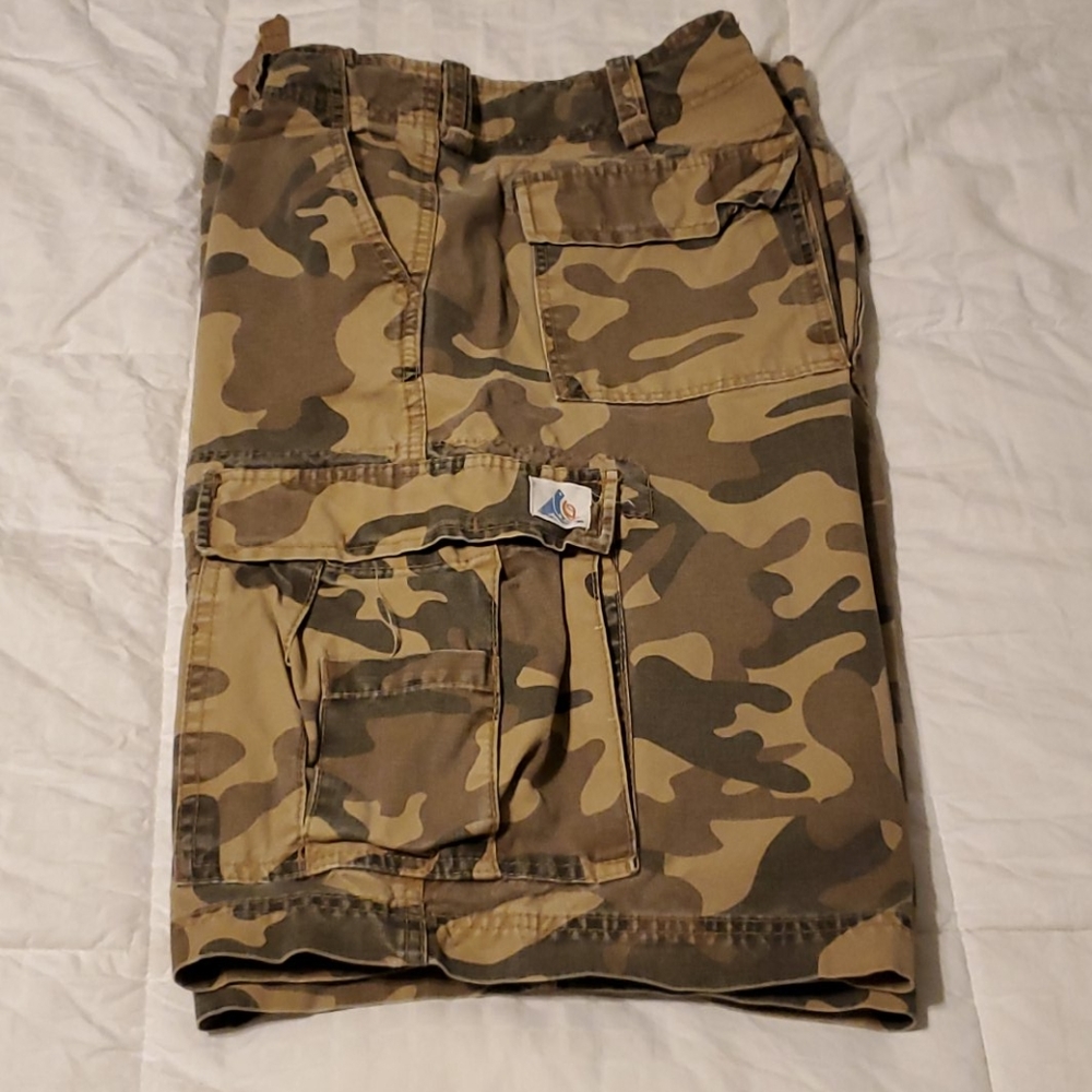 Mens wonderwall camo cargo shorts size 36